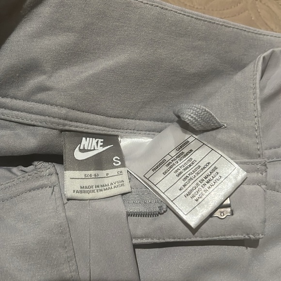 Nike gray and coral capris. - Picture 3 of 6